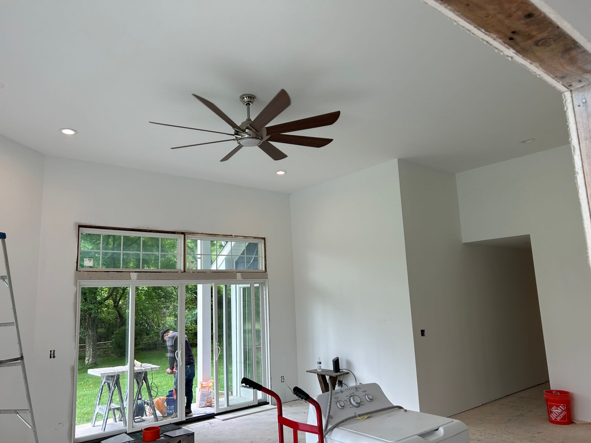 A ceiling fan is hanging from the ceiling of a room