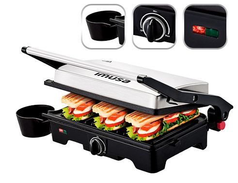 Prensa para panini IMUSA de acero inoxidable con sándwiches. Incluye perilla, luces indicadoras y depósito de aceite.