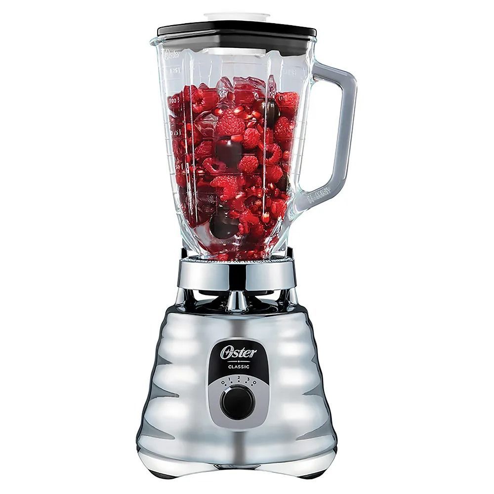 Licuadora Silver Oster rellena de frutos rojos.