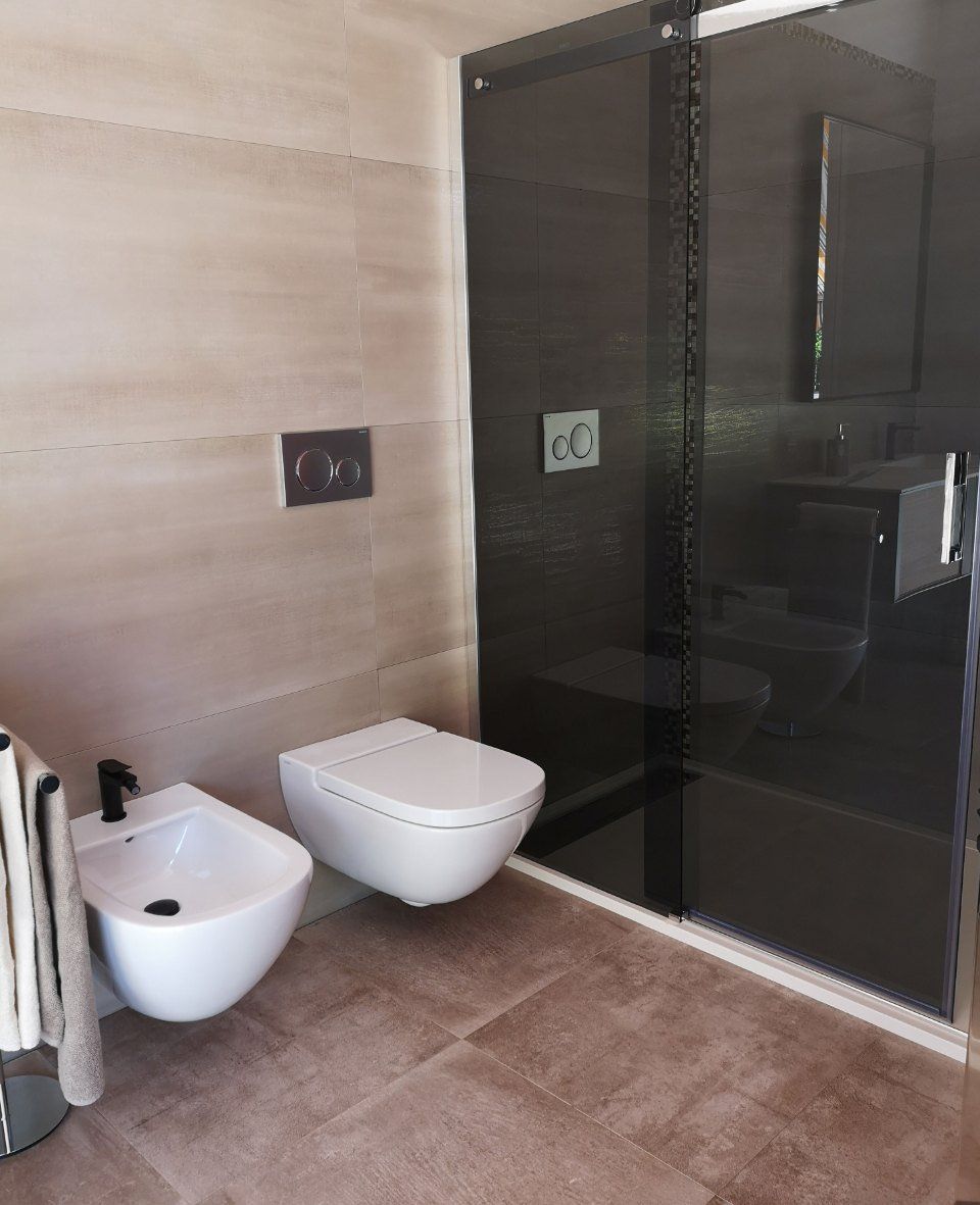 bagno con sanitari sospesi