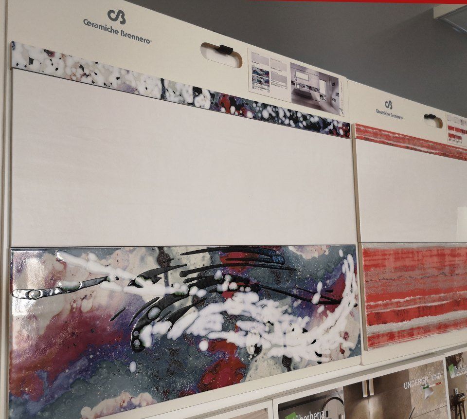 ampia esposizione di ceramiche per bagno