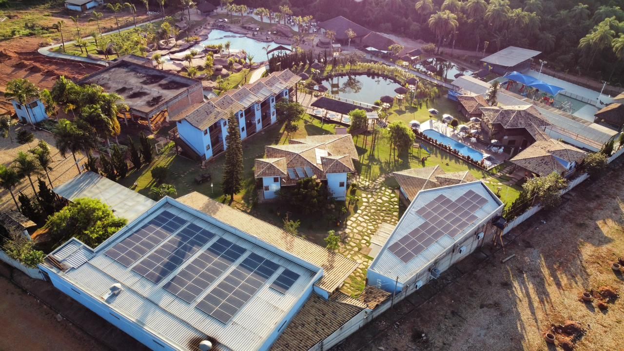 Uma vista aérea de uma casa com painéis solares no telhado.