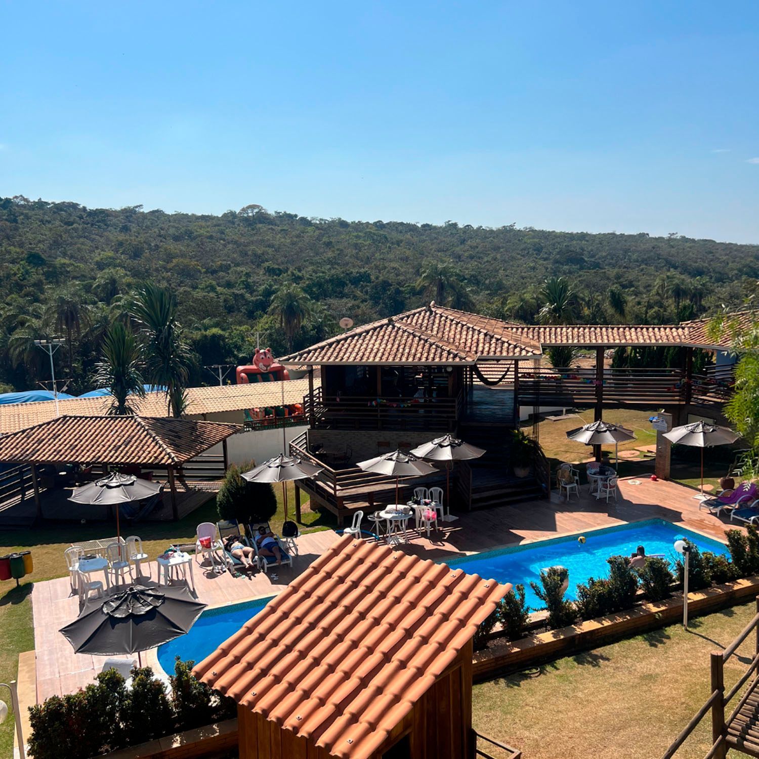 Uma vista aérea de um resort com uma grande piscina