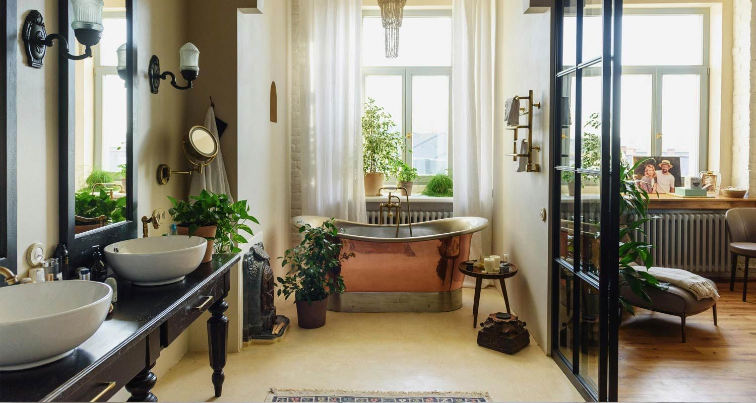 a bathroom with two sinks, a tub, and a mirror