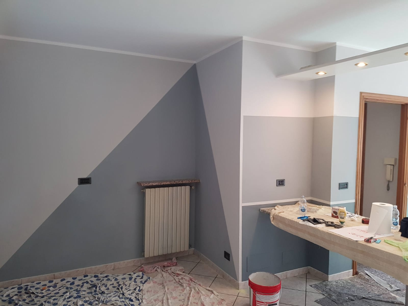 Una stanza è stata dipinta con un motivo a triangoli sulle pareti.