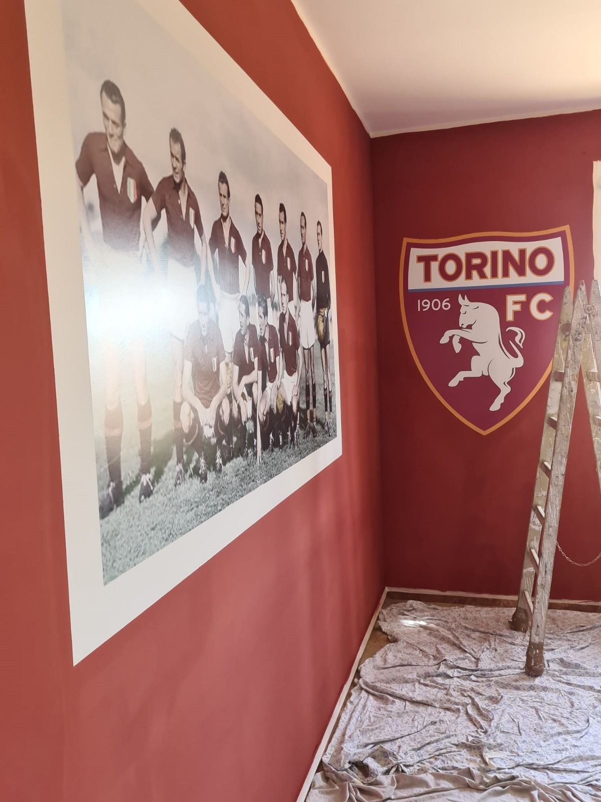Una stanza con il logo del torino fc sul muro