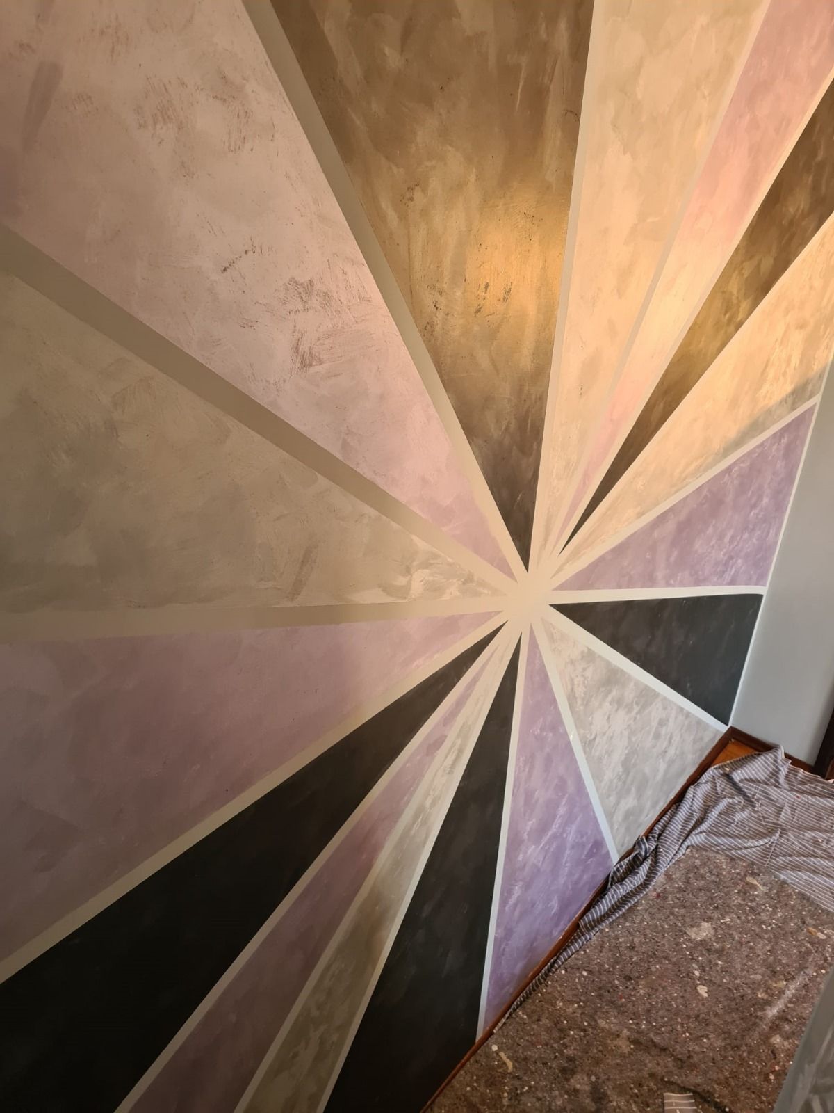 Un muro con un motivo geometrico dipinto sopra