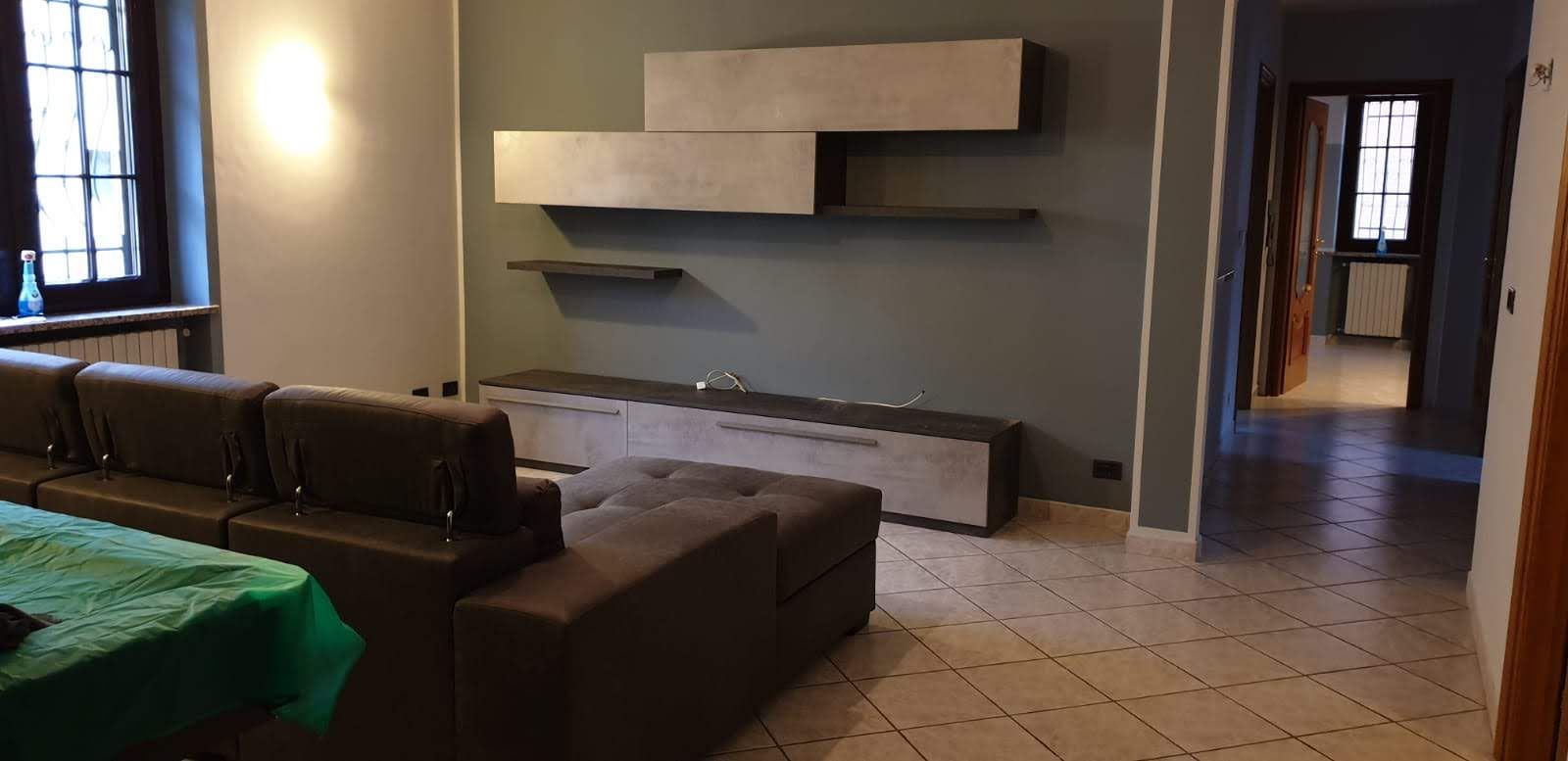 Un soggiorno con un divano e un tavolo