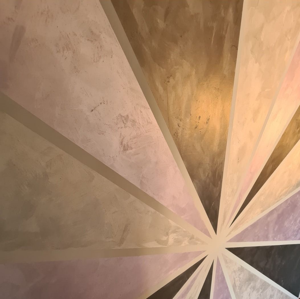 Un primo piano di un muro con un motivo geometrico