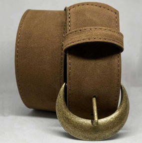 Cinturón de ante marrón con hebilla dorada en forma de media luna.