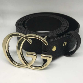 Cinturón de ante marrón con hebilla dorada en forma de media luna.