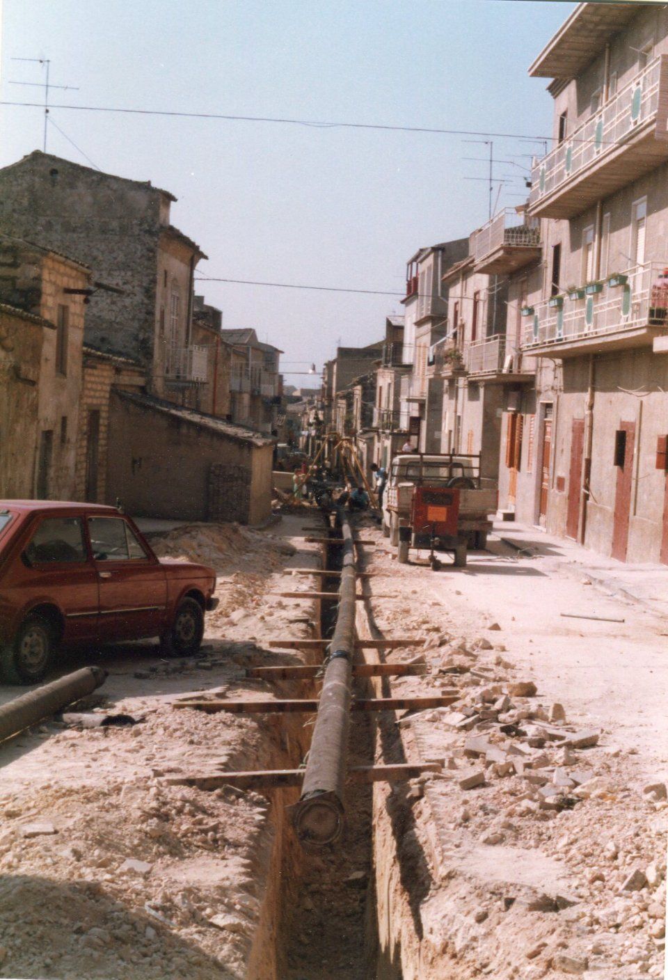 Costruzione rete idrica su strada