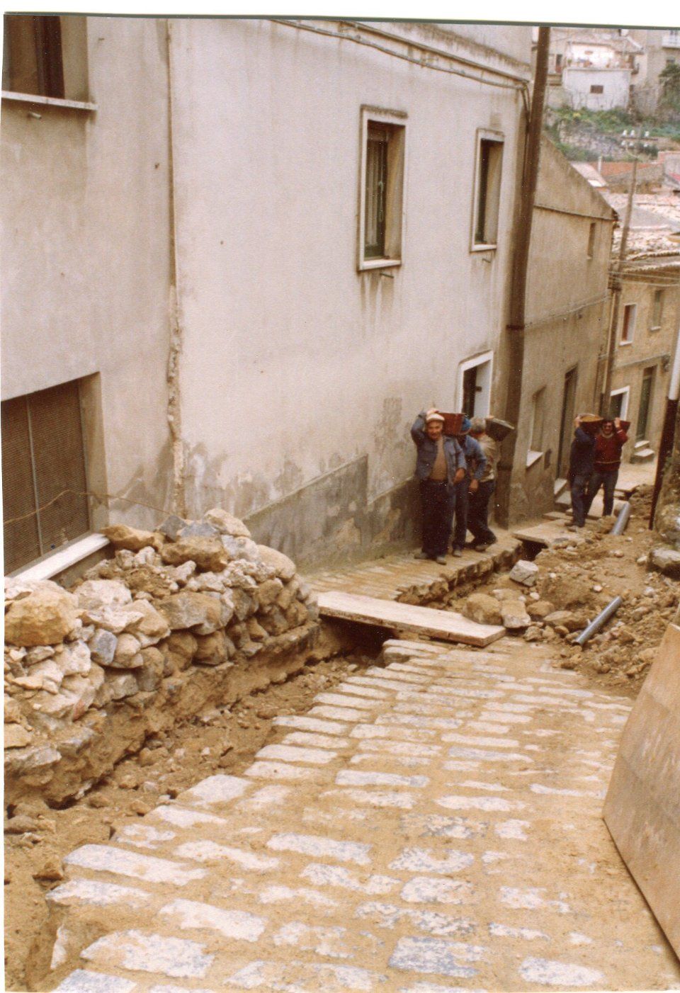 Realizzazione scavo su strada