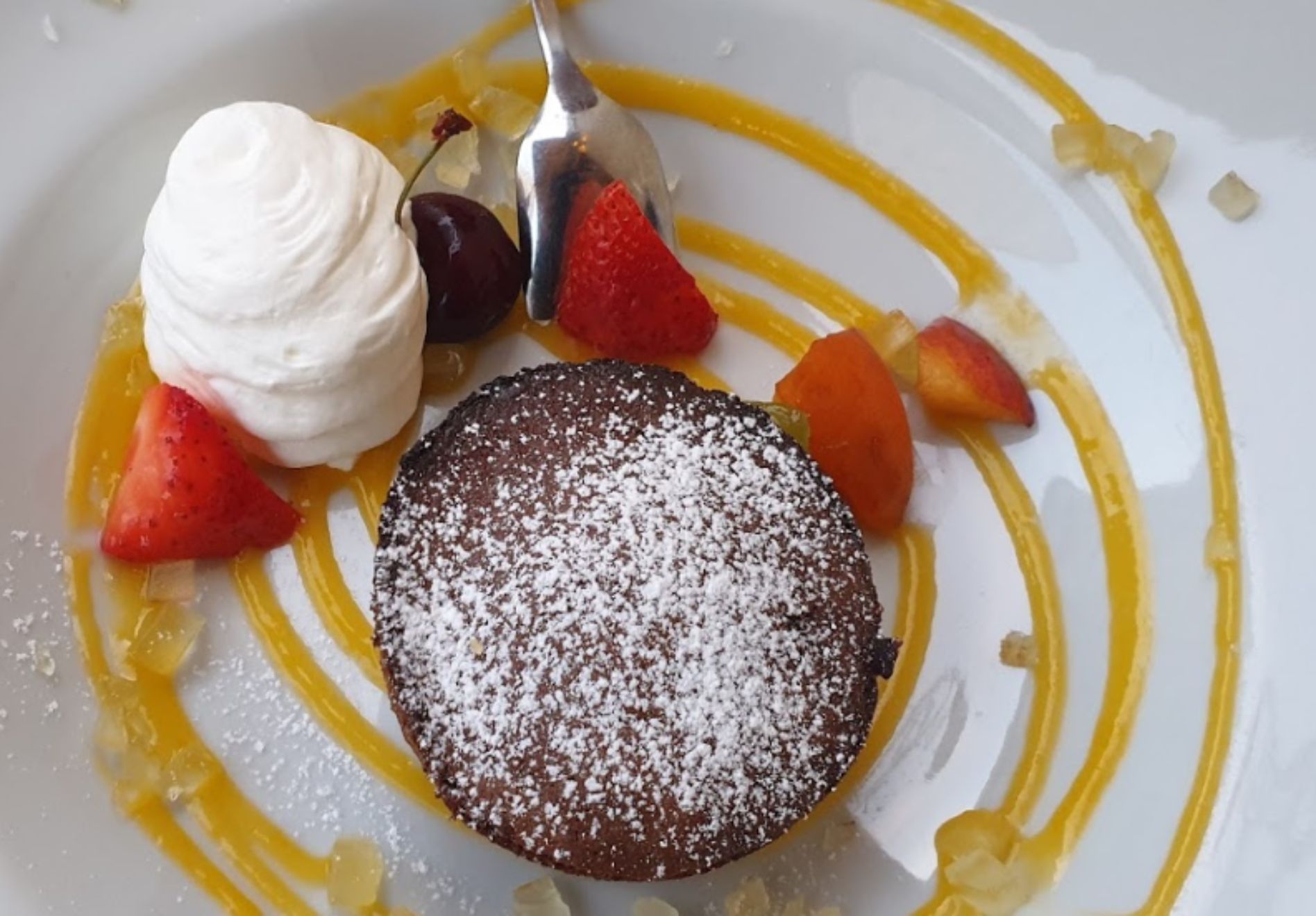 Dolce con panna e frutta