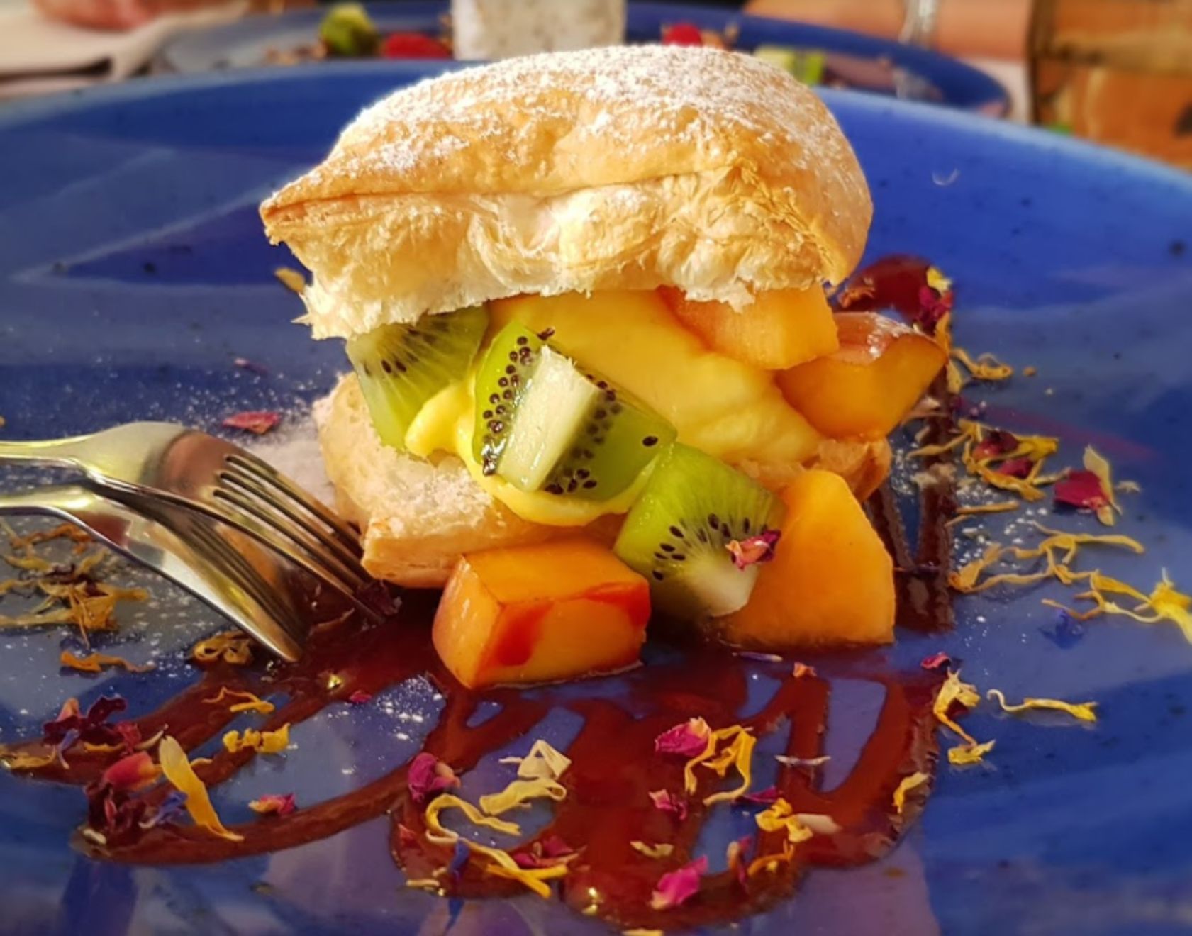 Dolce con frutta fresca