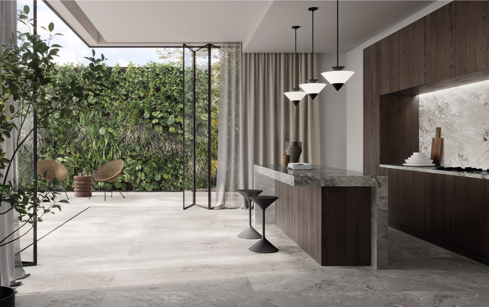 Cucina moderna con mobili in legno, isola in granito e patio esterno con verde.