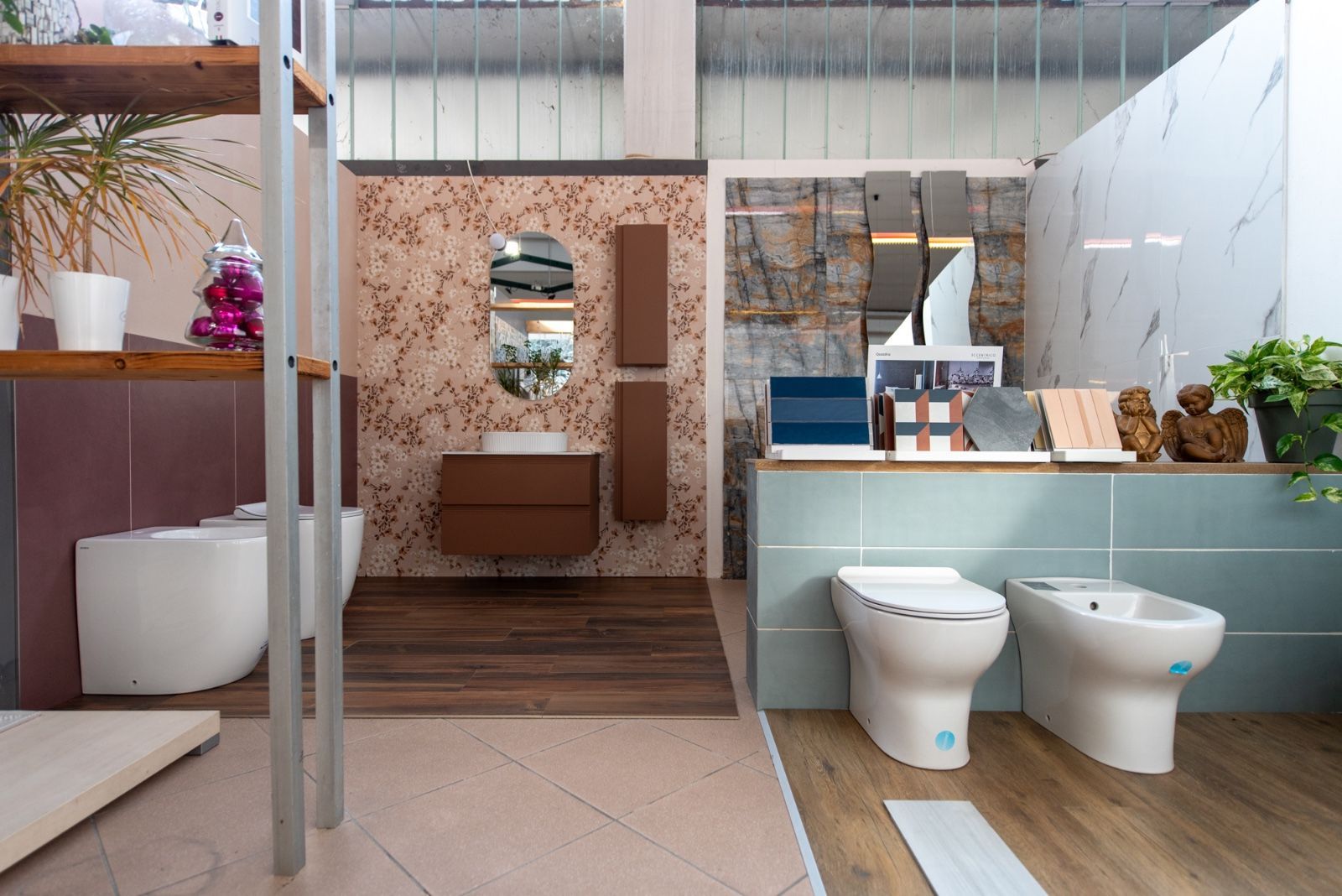 Showroom di bagni con varie esposizioni di piastrelle, tra cui WC, lavandini ed elementi decorativi.