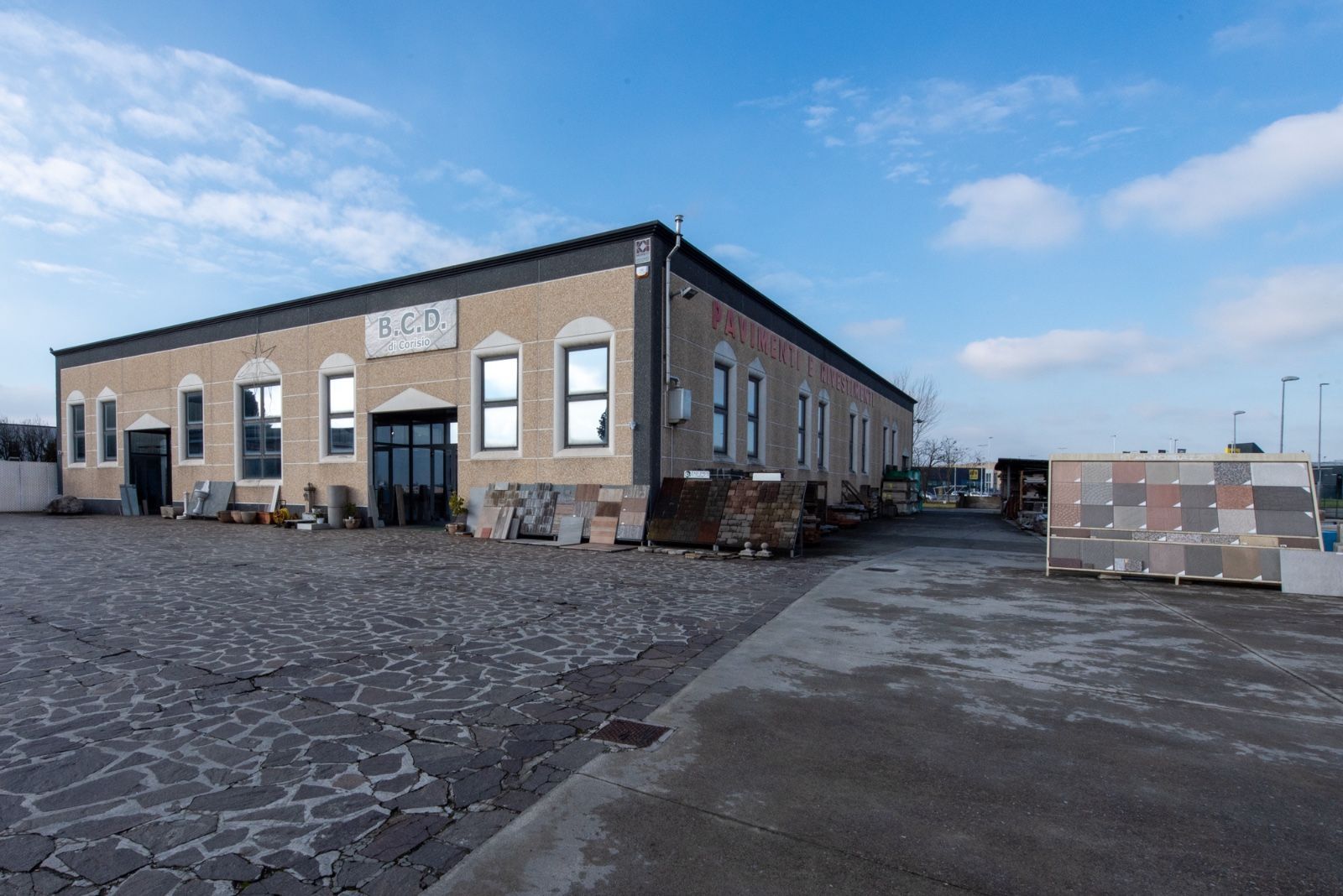 Edificio con esposizioni in pietra, cielo nuvoloso.