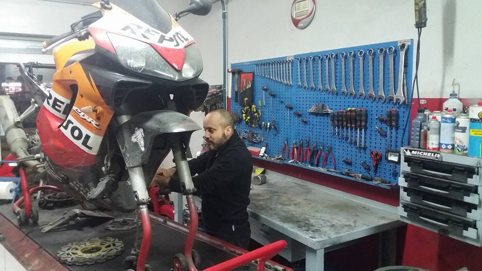 Meccanico che presta assistenza su una moto