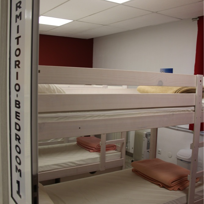 A room with bunk beds and a sign that says armario bedroom