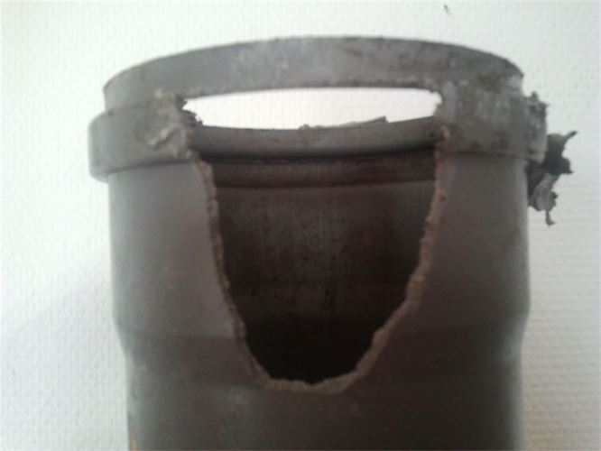 Ein schwarzes Objekt mit einem Loch in der Mitte