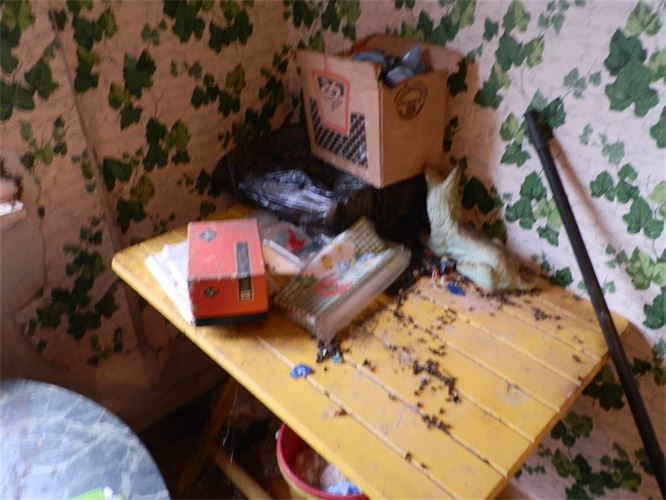 Ein gelber Tisch in einem Raum mit einer Schachtel, auf der 