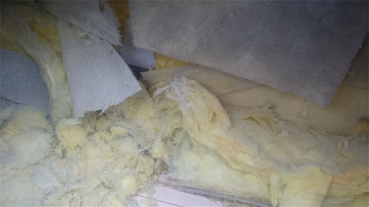 Eine Nahaufnahme eines Dämmstoffstapels in einem Raum.