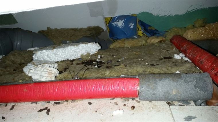 Ein Haufen Rohre liegen auf dem Boden