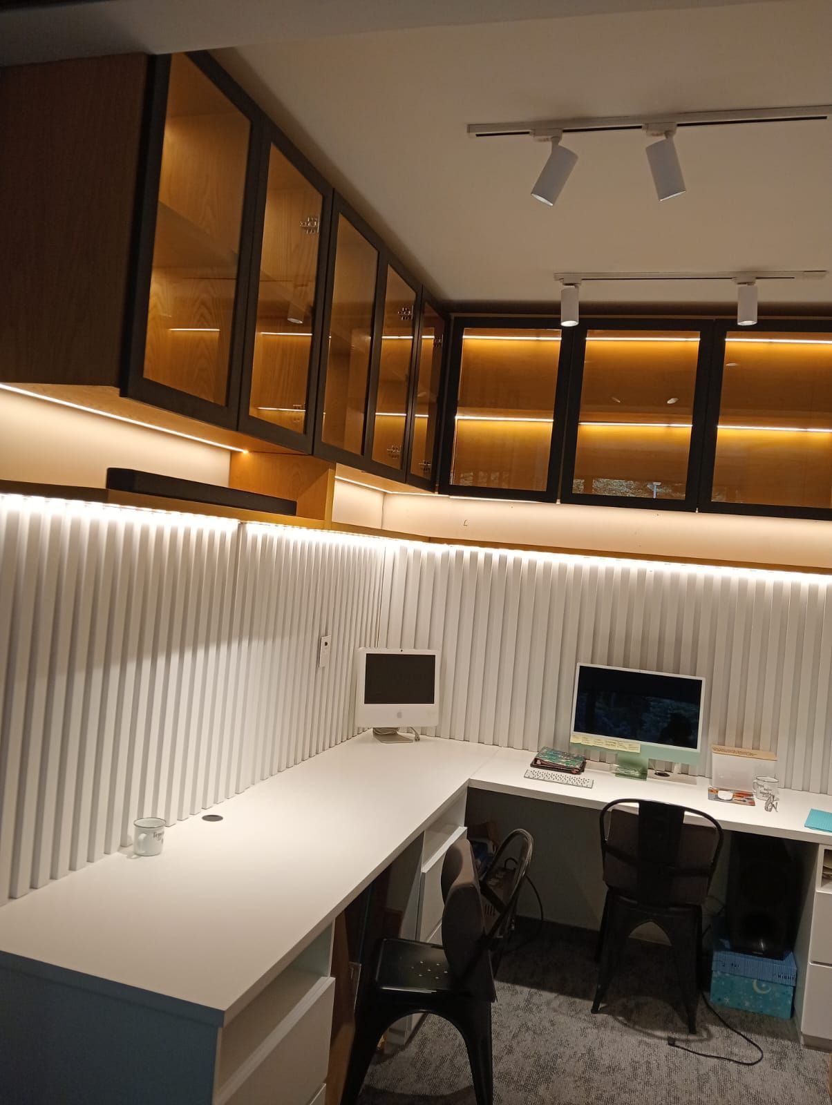 Una habitación con un escritorio y una computadora encima.