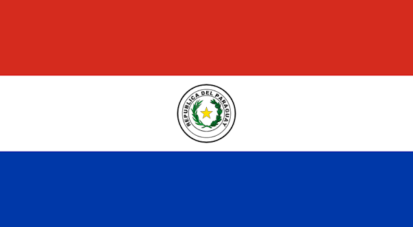 Bandera de Paraguay con franjas horizontales rojas, blancas y azules y emblema central.
