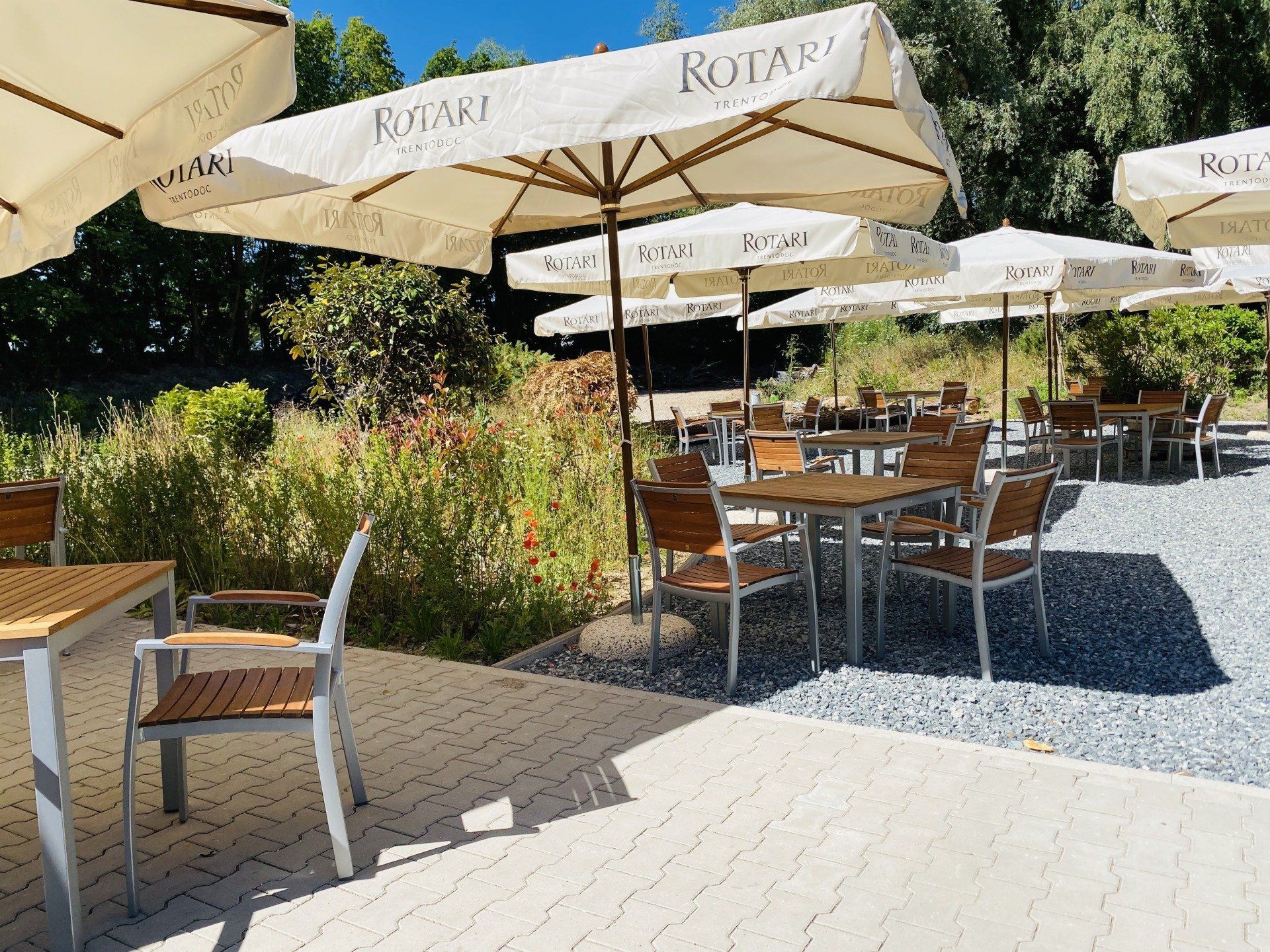Der blaue Himmel über der Terrasse des Bistros.