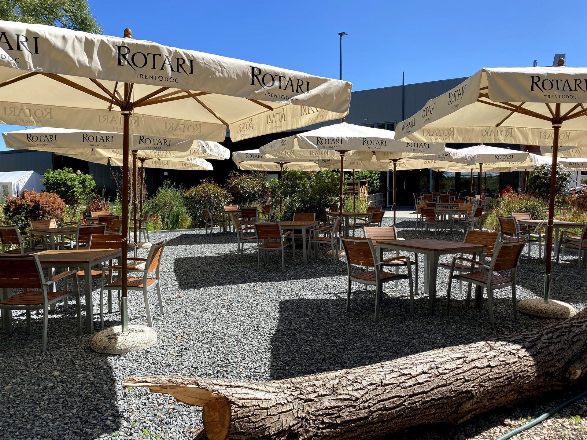 Ein blauer Himmel über der Terrasse des Bistros.