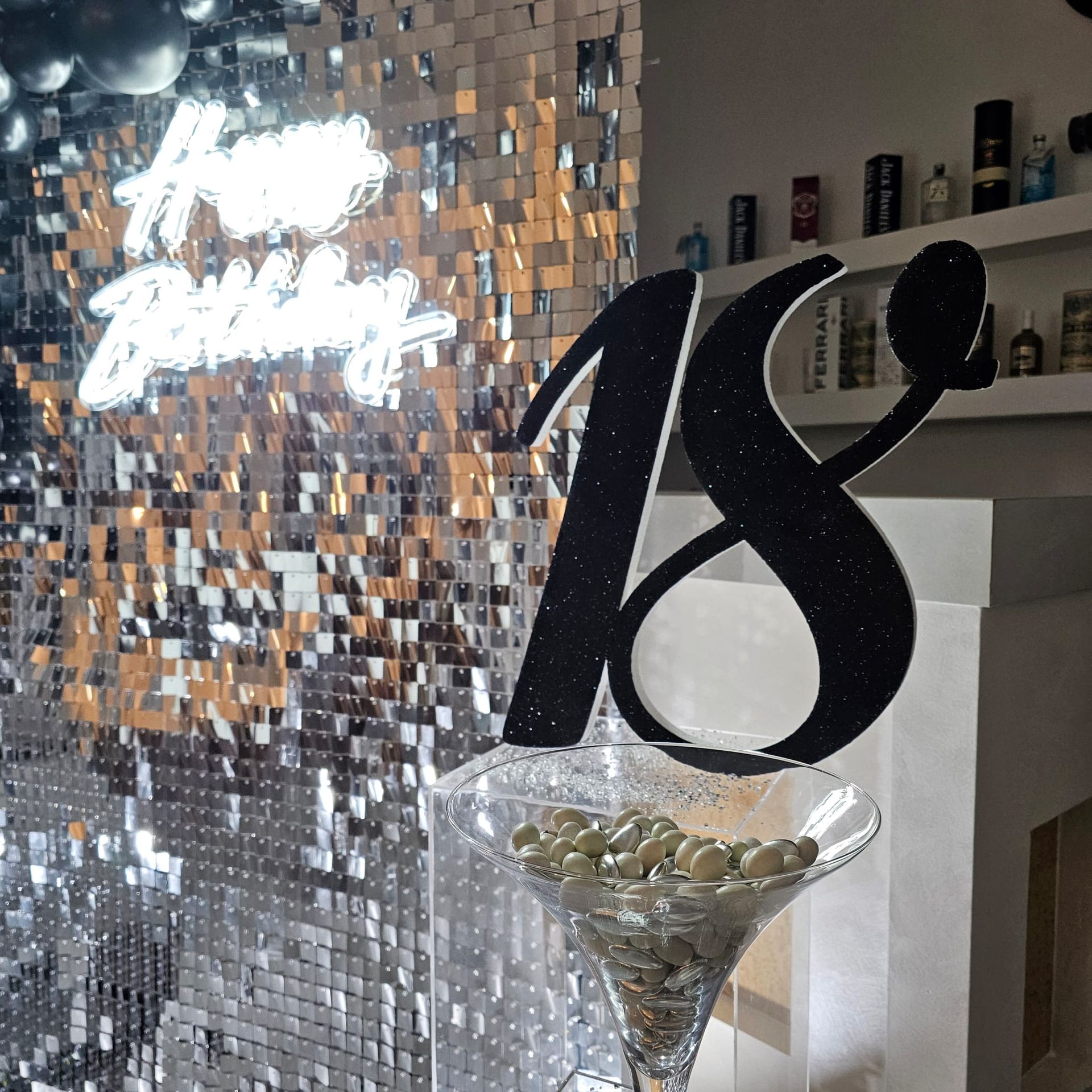 Decorazione nera con la scritta 