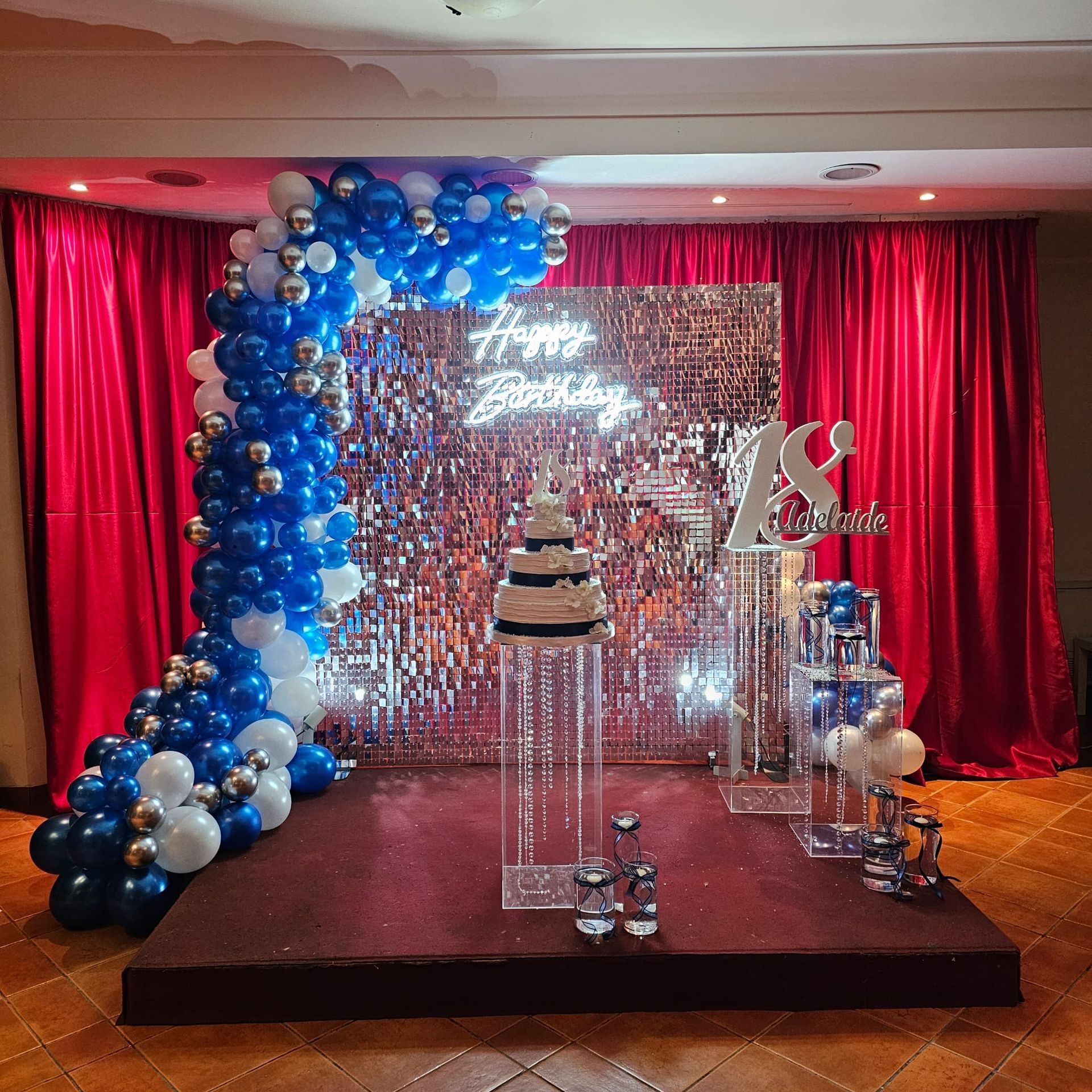 Decorazioni per la festa di compleanno con palloncini, torta e scritta al neon: