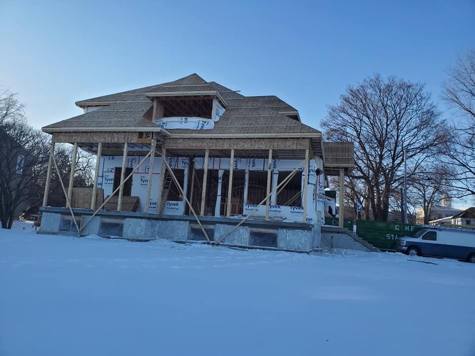 Regardant un grand bâtiment avec un ciel bleu en arrière-plan