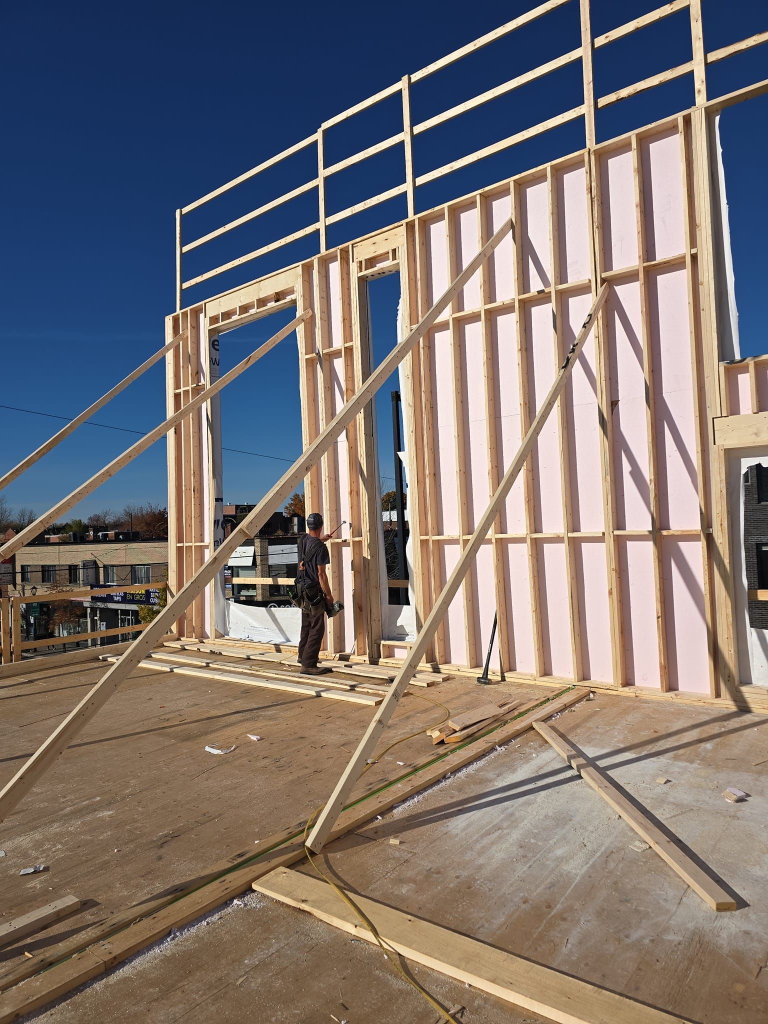 Un bâtiment est en cours de construction avec beaucoup de bois