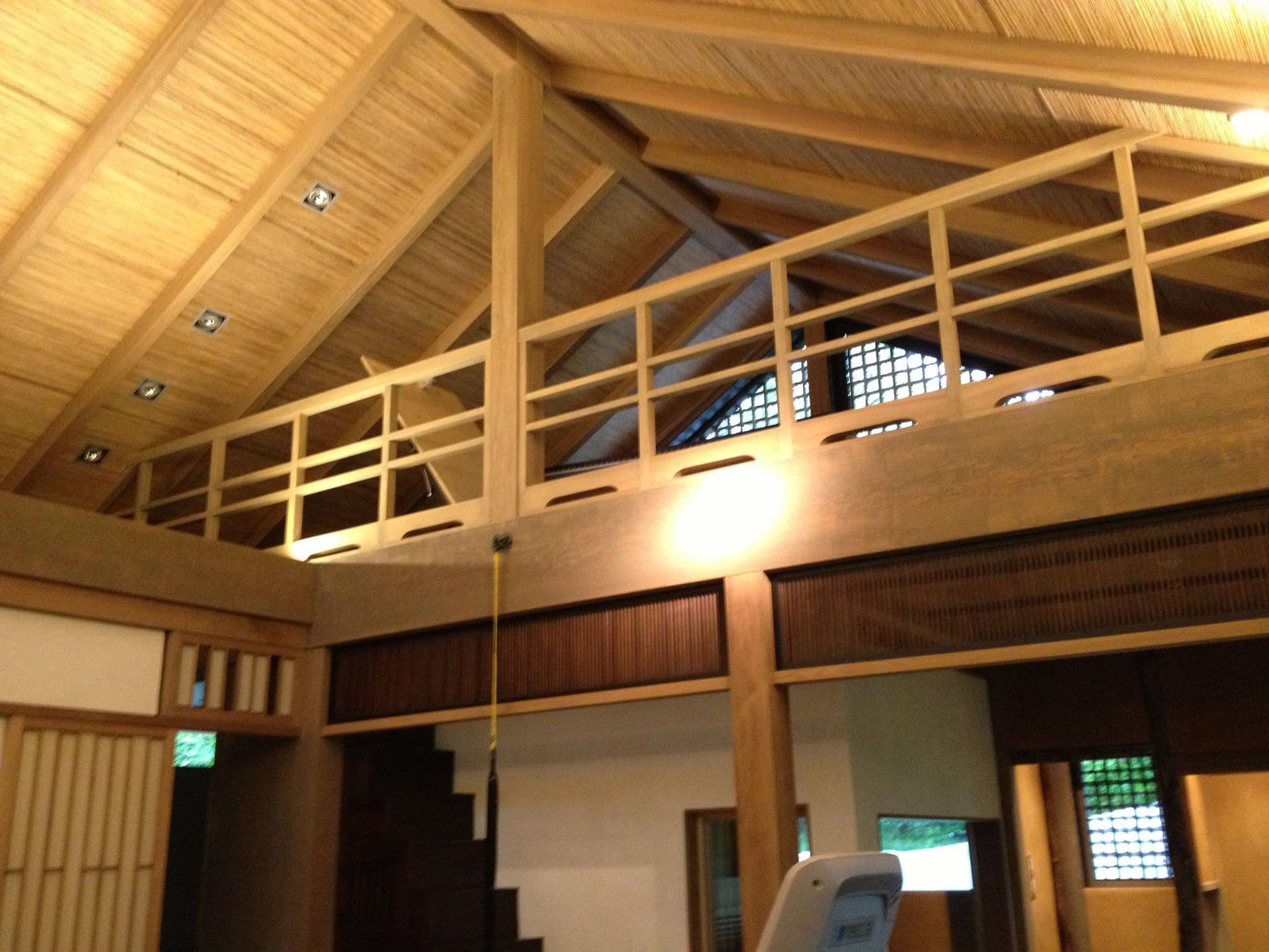 Une grande pièce avec un plafond en bois et des escaliers