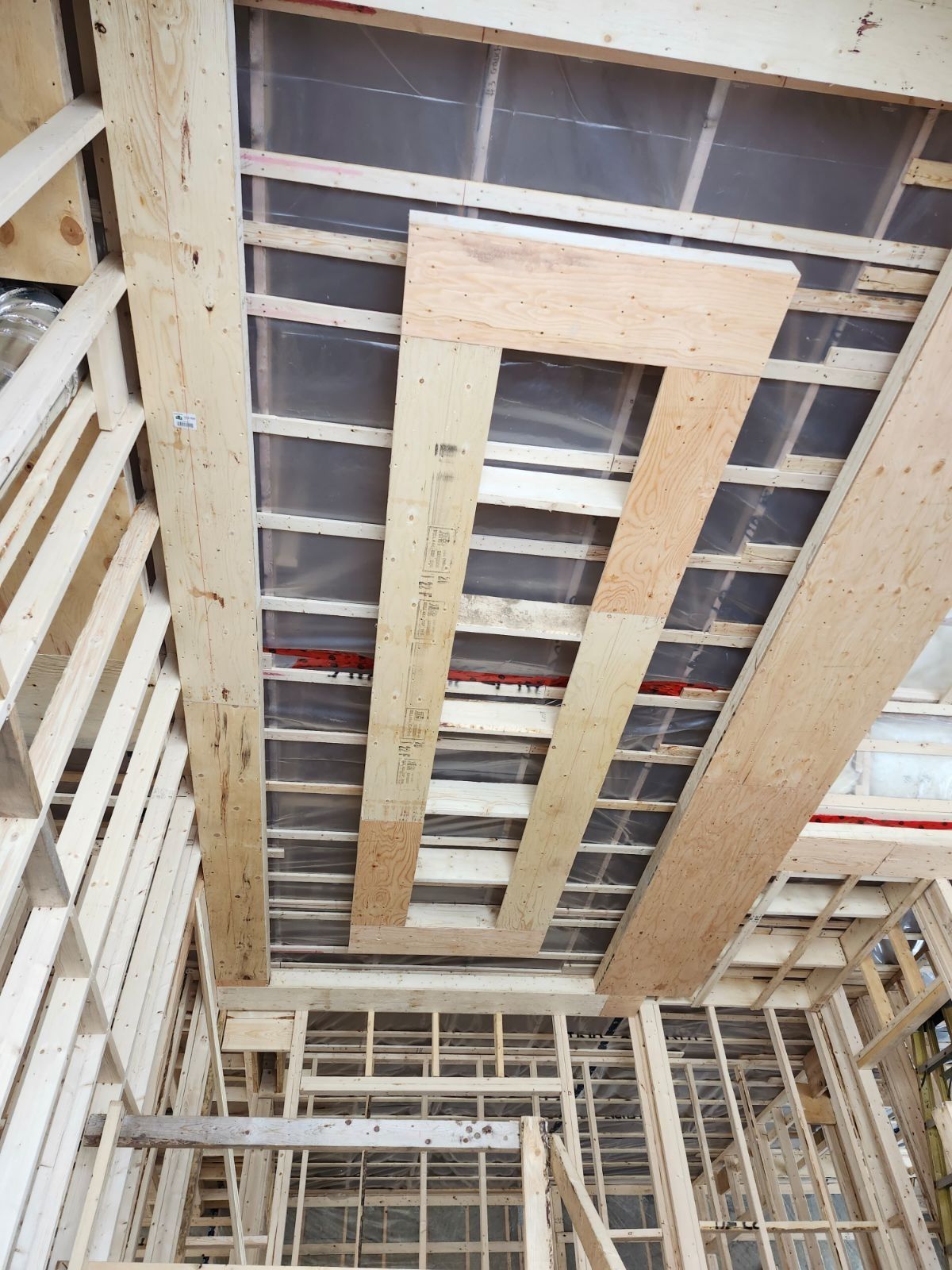 Le plafond d'un bâtiment en construction est fait de bois et de plastique.