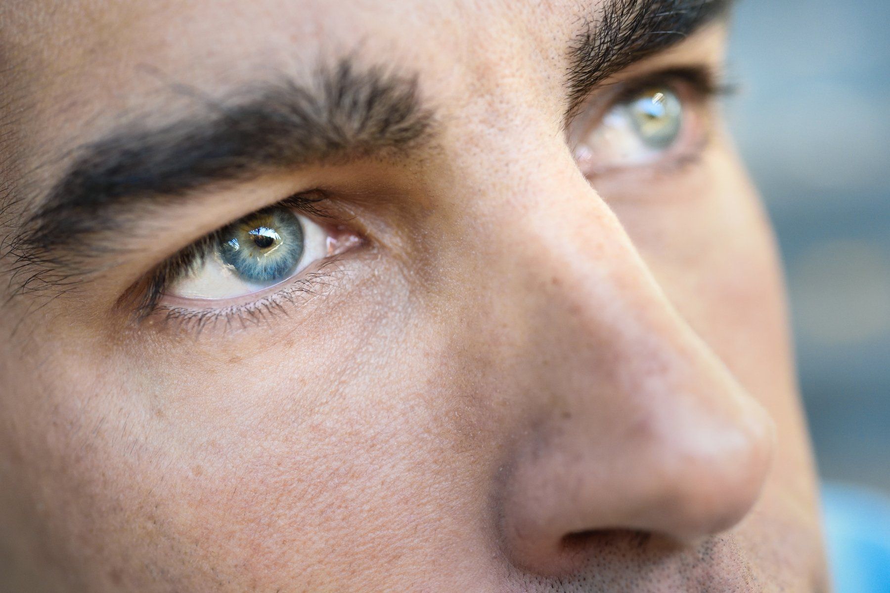 man with blue eyes - Eyesthetics oculoplastic surgery