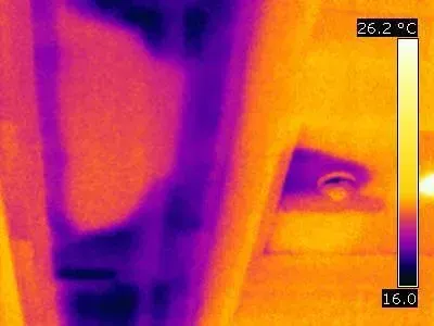 Thermal image showing a ceiling with a fire alarm and varying temperatures displayed by color, ranging from purple (coldest) to yellow/orange (warmest).