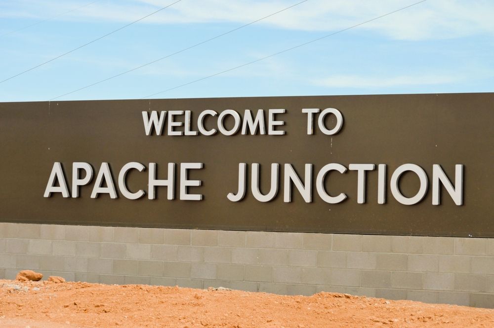 A sign that says welcome to apache junction on it