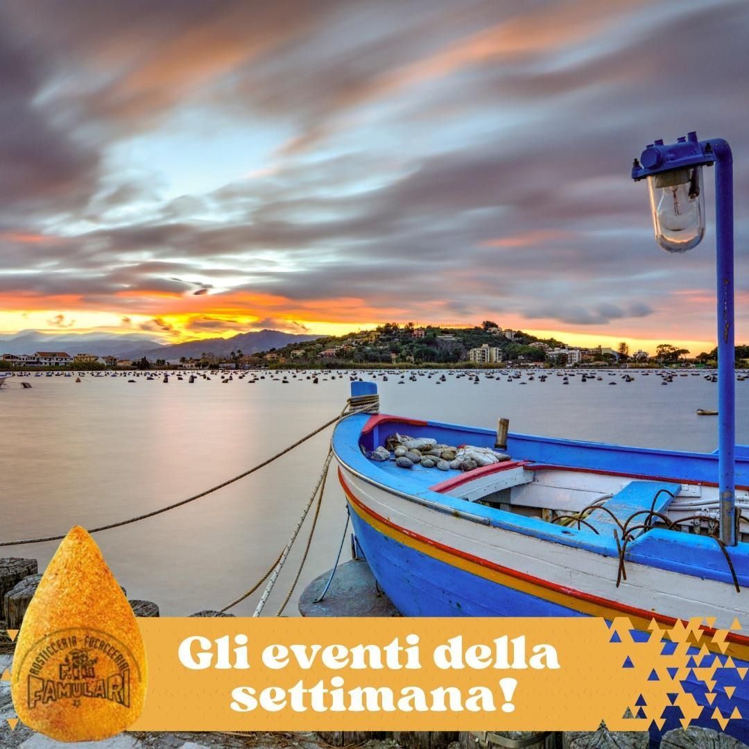 Tramonto con una barca blu in acque calme. Testo: