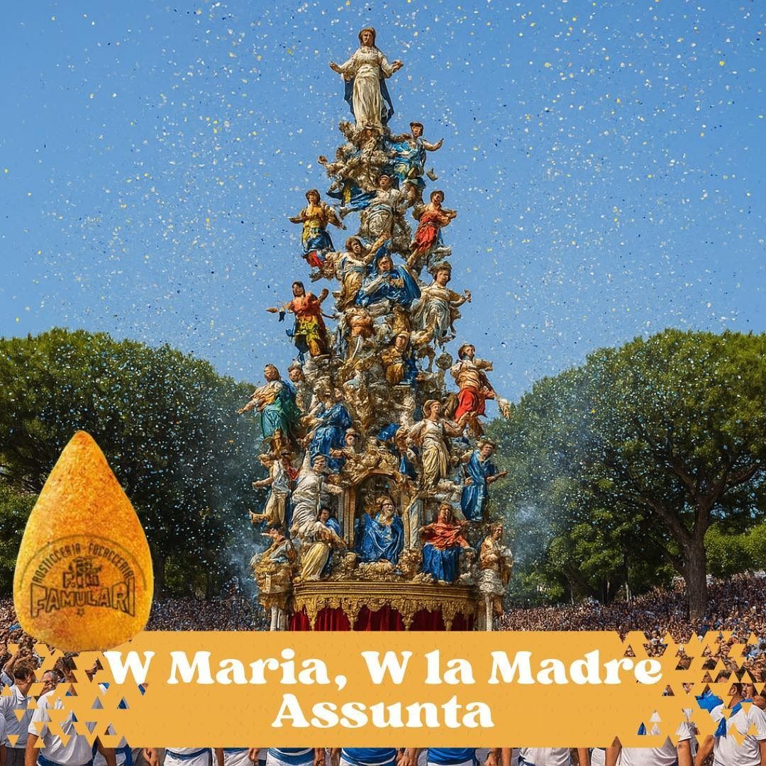 Una processione religiosa con una statua imponente, numerose figure e persone che guardano.