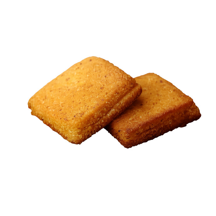 Due financier quadrati, di colore marrone dorato, leggermente impilati, con superfici ruvide e cotte.