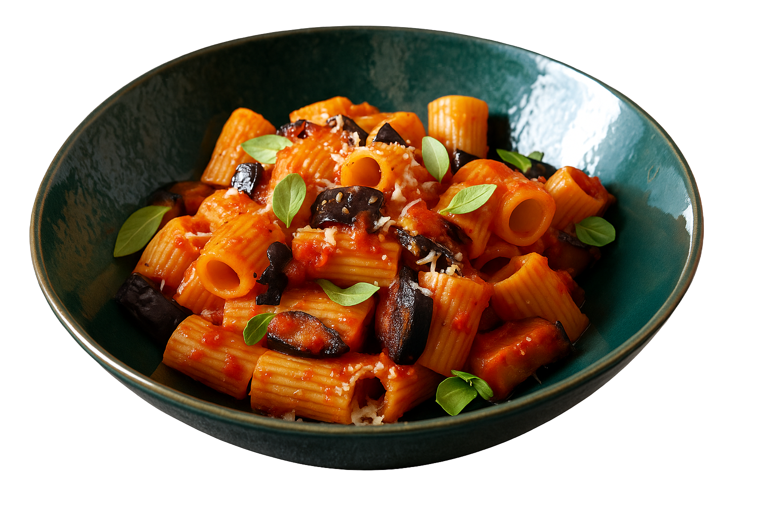 Pasta con melanzane in salsa rossa, guarnita con basilico e parmigiano in una ciotola verde.