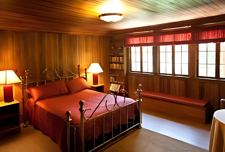 A bedroom with a bed and two lamps