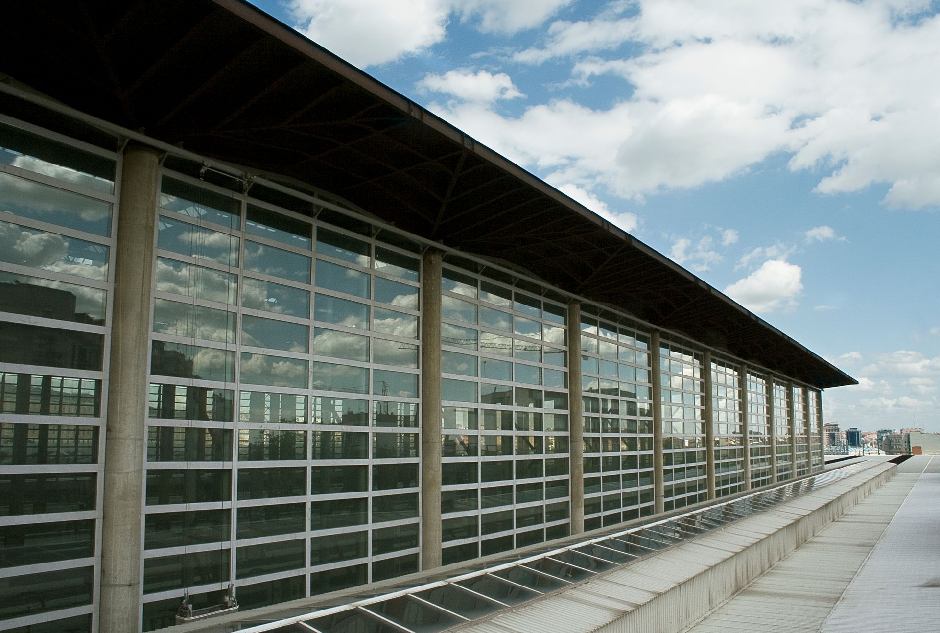 A building with a lot of windows and a blue sky in the background