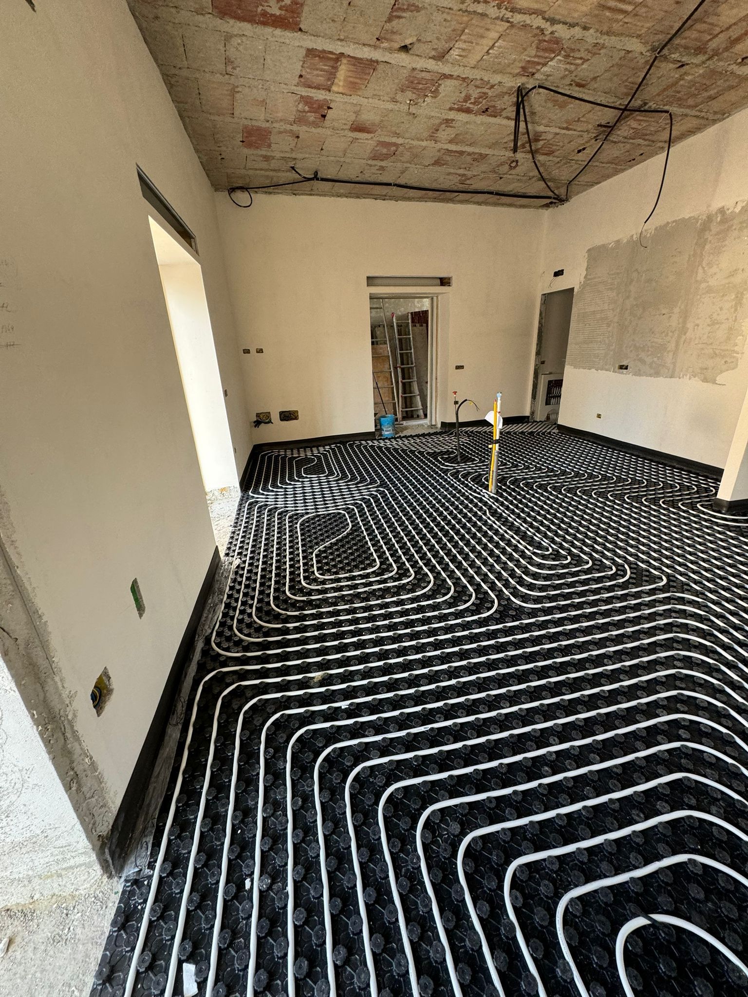 Una stanza con pavimento e soffitto a strisce bianche e nere.