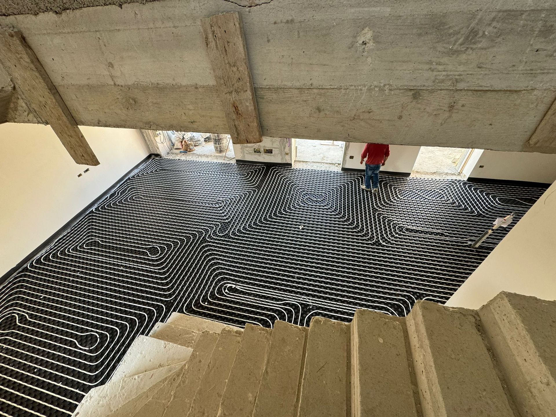 Una scala che porta a una stanza con un pavimento bianco e nero