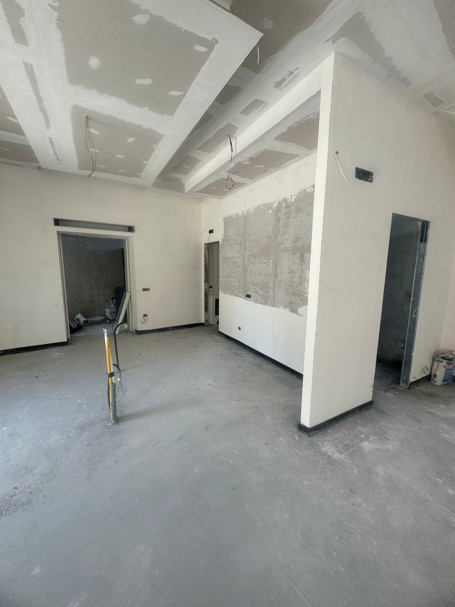 C'è una scala in mezzo alla stanza.